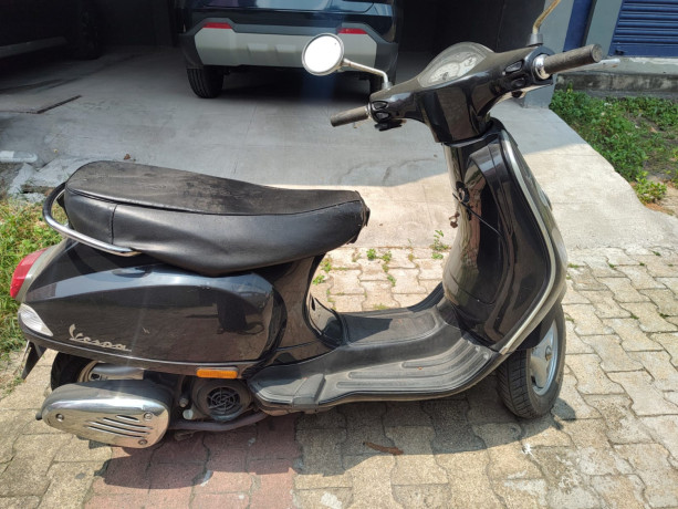 piaggio-vespa-125-scooter-big-0