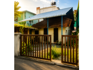 Land for sale. 4 cent plot with old house rented near vytilla byepass, ponnurunni