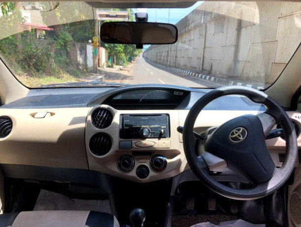 toyota-etios-liva-g-petrol-2016-big-2