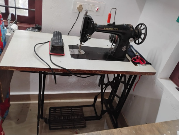 title-merritt-sewing-machine-with-motor-accelerator-good-condition-big-0